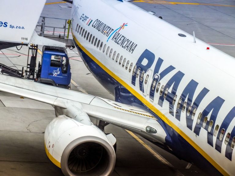 krakow-airport-balice-ryanair-boeing-737-0001