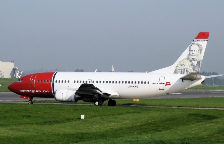 Norwegian_air_shuttle_b737-300_ln-kko_arp