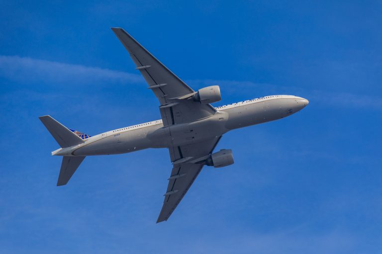 airplane-flying-1567518078WyR