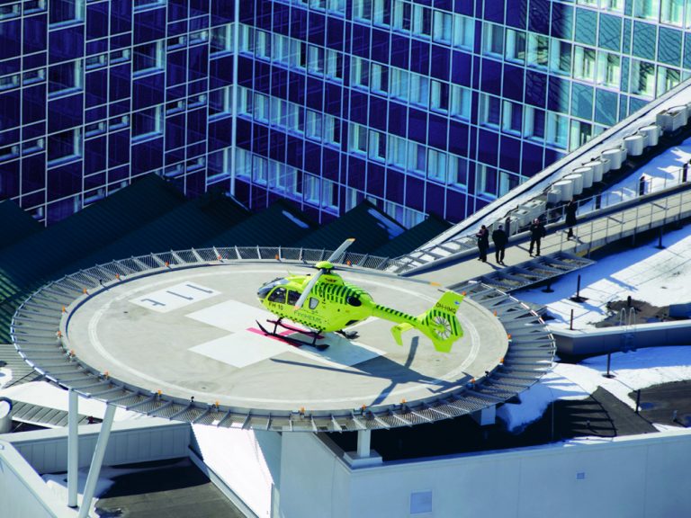 FinnHEMS-FH10-Meilahden-katolla-manipuloitu