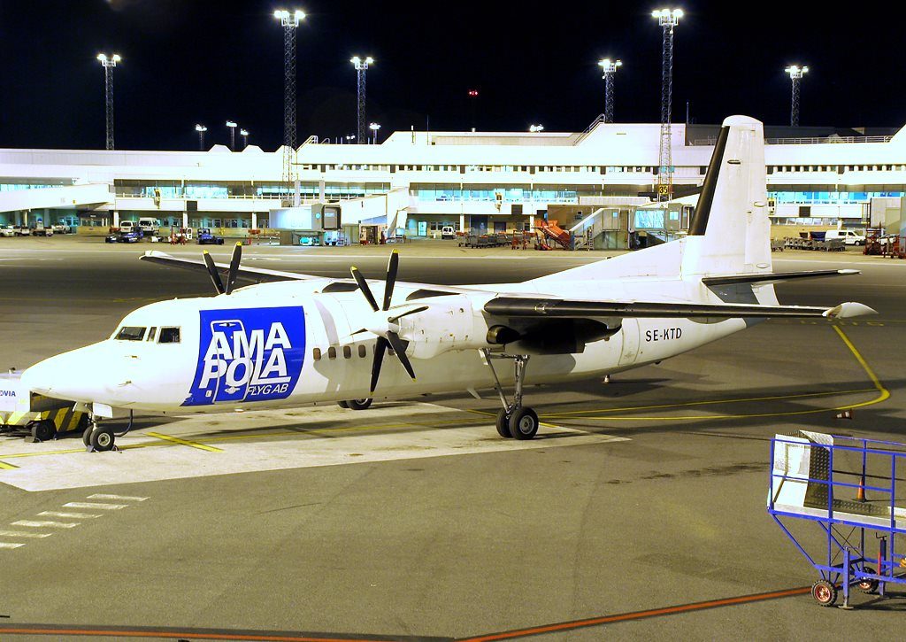 Amapola_Flyg_F50,_Stockholm-Arlanda_Airport,_August_2007